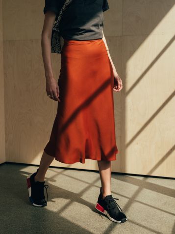 Ženska suknja u boji cigle