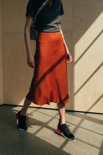 Ženska suknja u boji cigle