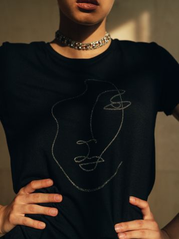Crna majica sa ženskim likom