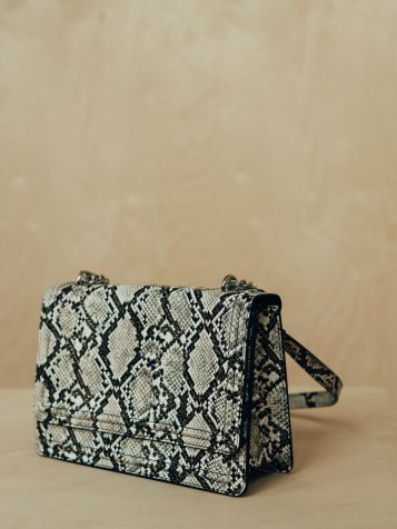 Ženska elegantna torbica u zmijskom printu