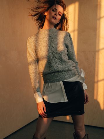 Ženski džemper u melirano svijetlo sivoj boji