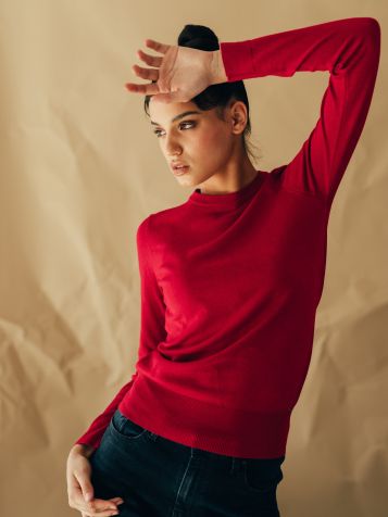 Ženski džemper u karmin boji