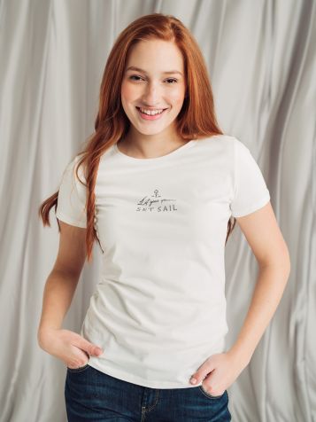 Bijela majica sa minimalnim ispisom