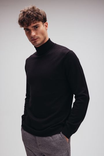 Džemper sa rolkom u crnoj boji