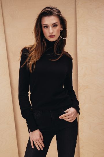 Džemper sa rolkom u crnoj boji