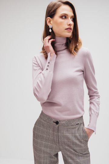 Džemper sa rolkom u svetlo lila boji