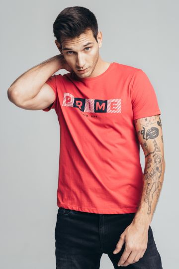 Muška majica u prljavo crvenoj boji