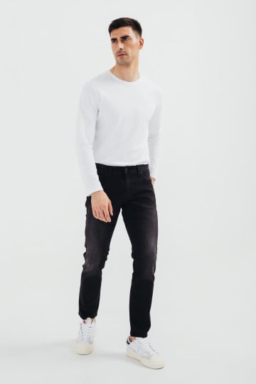 Crne slim tapered farmerke niskog struka -model 106