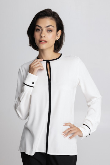 Elegantna bela bluza sa crnim ivicama i diskretnim prorezom