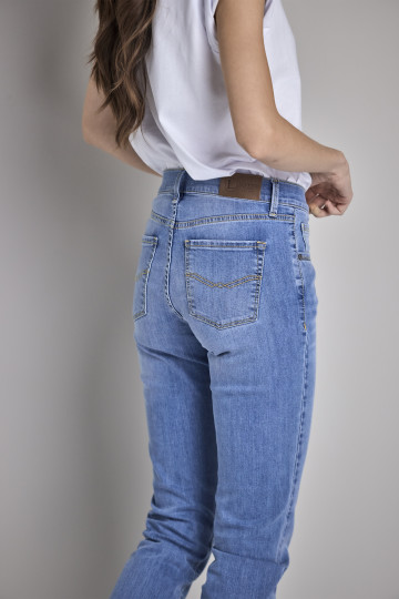 Slim fit jeans sa ravnim nogavicama i srednjim strukom - model 202