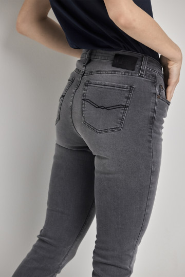 Ženske skinny farmerke sa uskom nogavicom i srednjim strukom - model 208