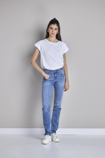 Slim fit jeans sa ravnim nogavicama i srednjim strukom - model 202